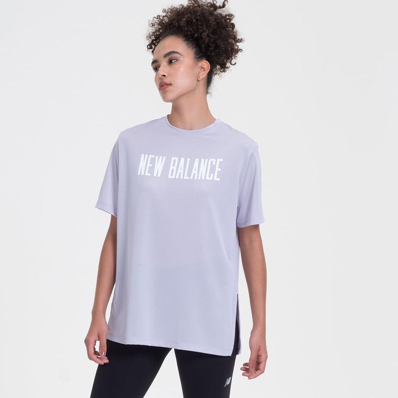 Oferta de Camiseta Relentless Print Feminina por R$149,99 em New Balance