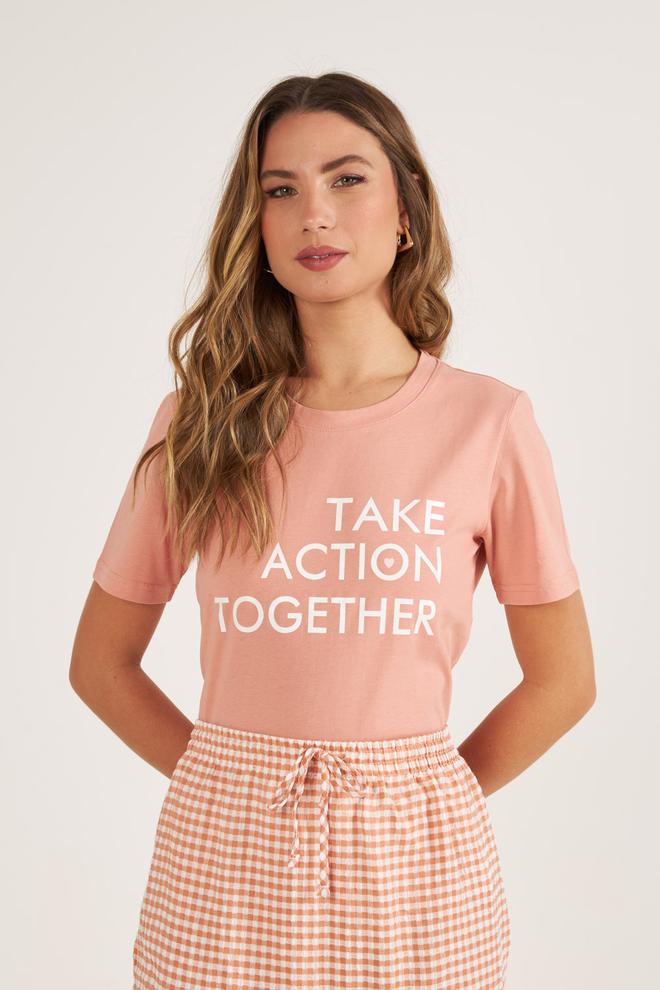 Oferta de Camiseta Take Action por R$29,99 em Opção Jeans