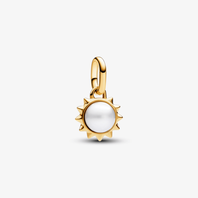 Oferta de Mini Charm de Ouro Pendente Sol e Pérola por R$849 em Pandora