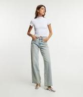 Oferta de Calça Wide Leg Cintura Média em Jeans Dirty com Corrente por R$179,9 em Renner