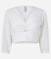 Oferta de Blusa Cropped em Laise com Torcido no Busto e Manga Bufante por R$159,9 em Renner