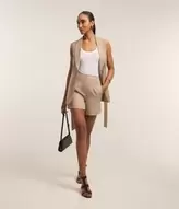 Oferta de Short Alfaiatado Cintura Alta com Pences e Bolsos por R$139,9 em Renner