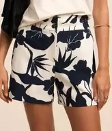 Oferta de Short Reto Alfaiatado Cintura Alta com Flores Estampadas por R$139,9 em Renner