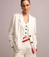 Oferta de Blazer Alfaiatada em Viscose Listrada com Lapelas por R$239,9 em Renner