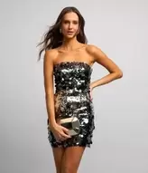 Oferta de Vestido Curto Tomara Que Caia em Paetê Degradê por R$199,9 em Renner