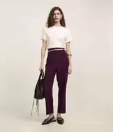 Oferta de Calça Cenoura Alfaiatada com Cinto Fivela por R$189,9 em Renner