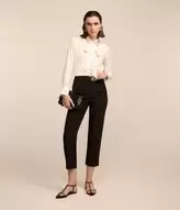 Oferta de Calça Cenoura Alfaiatada com Botão Decorado no Cós por R$179,9 em Renner
