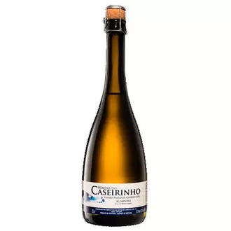 Oferta de Vinho Português Branco Frisante Gaseificado Hortas do Caseirinho Garrafa 750Ml por R$44,98 em Santa Cruz Supermercados