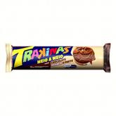 Oferta de Biscoito Trakinas Meio Chocolate Ao Leite E Meio Chocolate Branco 136g por R$2,79 em Supermercados Tiaozinho