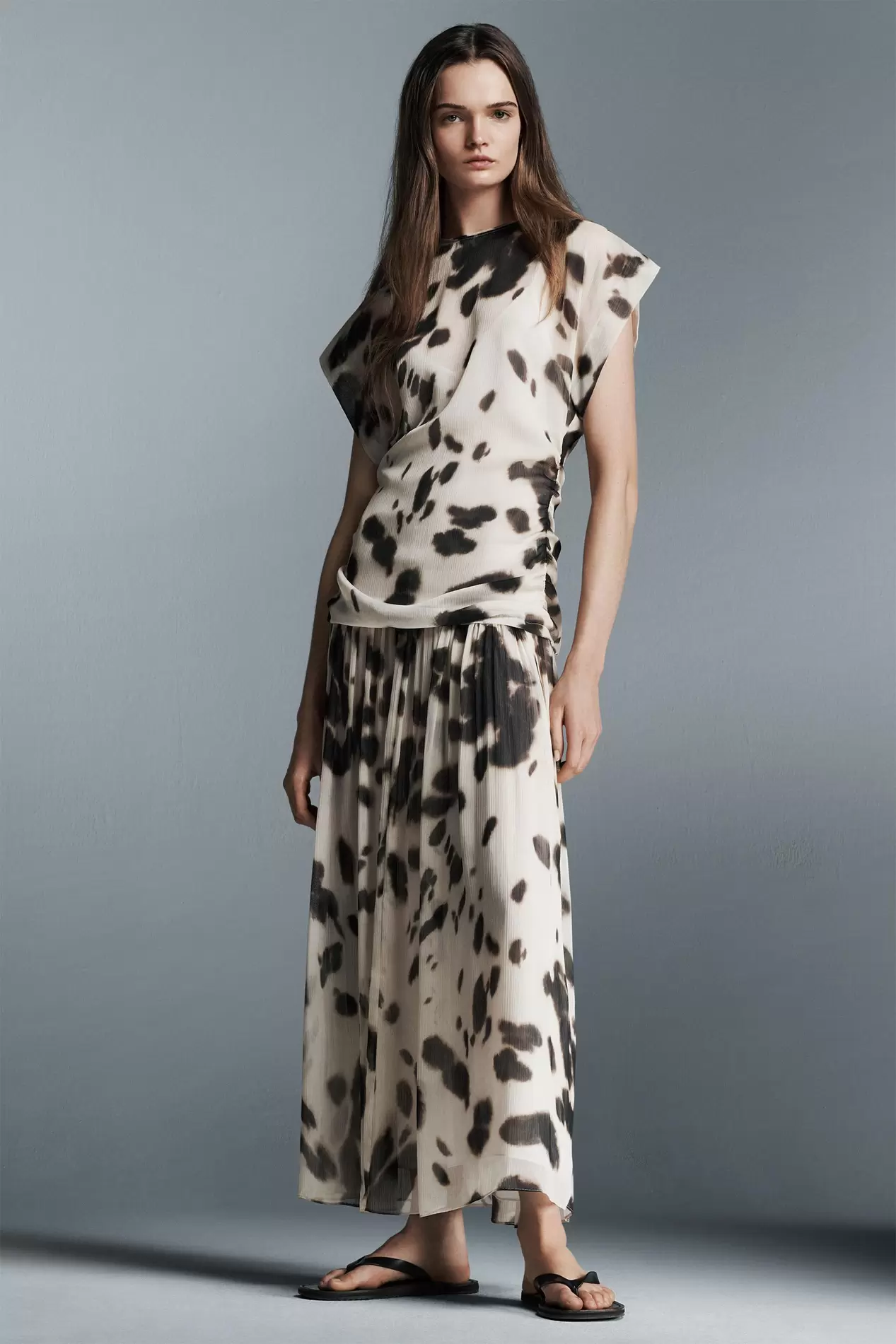 Oferta de VESTIDO COM VOLUME ESTAMPADO ANIMAL ZW COLLECTION por R$599 em ZARA