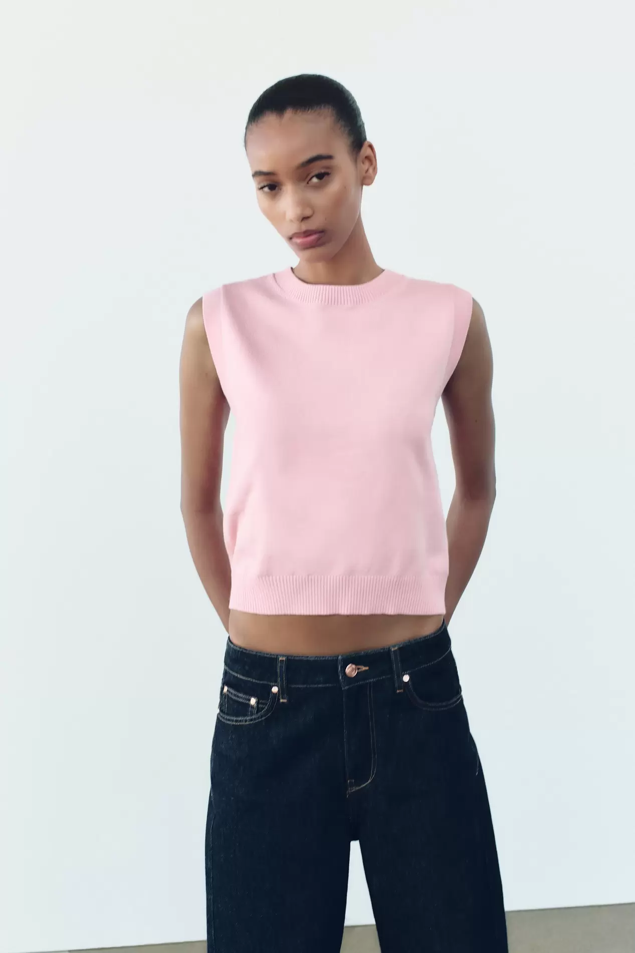 Oferta de TOP DE TRICÔ LISO SEM MANGAS por R$159 em ZARA