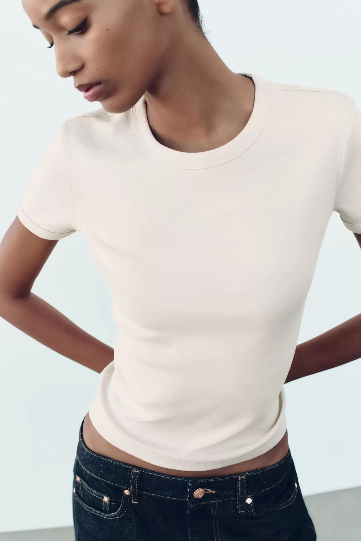 Oferta de CAMISETA COM COSTURA NAS COSTAS por R$89 em ZARA