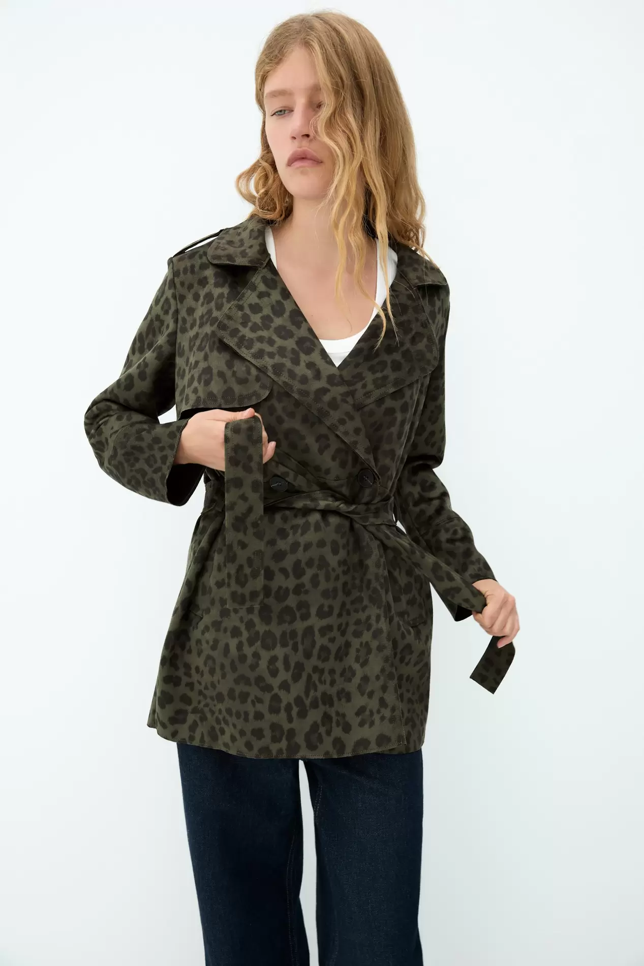 Oferta de TRENCH CURTO COM ESTAMPA ANIMAL PRINT EFEITO CAMURÇA por R$359 em ZARA