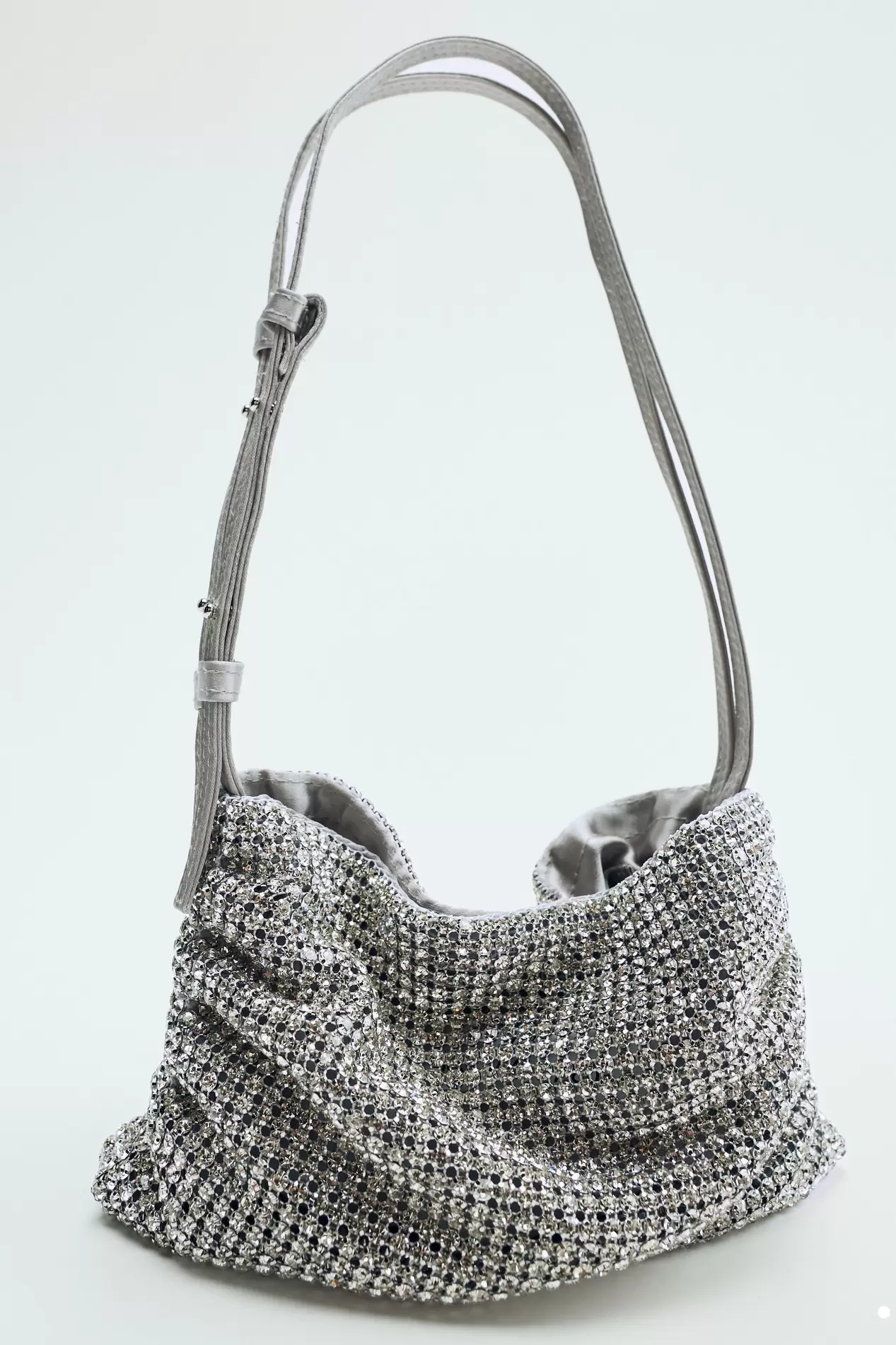 Oferta de MINI SHOULDER BAG COM BRILHOS por R$349 em ZARA