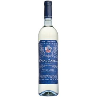Oferta de Vinho Português Branco Meio Seco Casal Garcia 750ml por R$54,99 em GoodBom