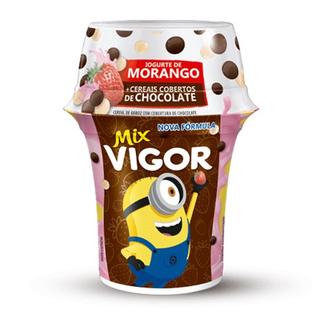 Oferta de Iogurte de Morango com Cereais Cobertos de Chocolate Mix Vigor 140G por R$4,49 em GoodBom