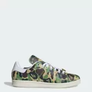 Oferta de Tênis Stan Smith x Bape por R$899,99 em Adidas