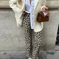 Oferta de Calça leopardo casual feminina com bolsos largos e chiques por R$66,09 em AliExpress
