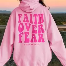 Oferta de FAITH OVER FEAR Moletom feminino com capuz com estampa de slogan e bolso canguru FAITH OVER FEAR PSALM 563 por R$64,36 em AliExpress