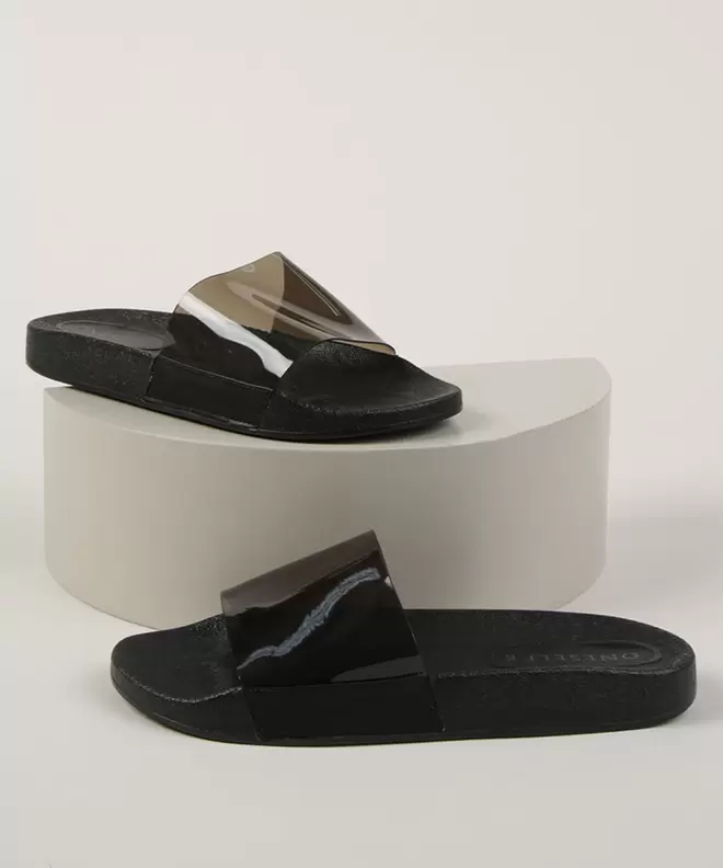 Oferta de Chinelo Slide Feminino Oneself com Vinil Preto por R$32,99 em C&A