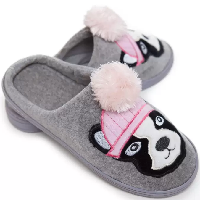 Oferta de Pantufa Soft Bulldog Cotton Day Plush Cinza por R$69,9 em C&A