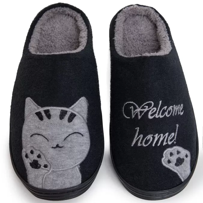 Oferta de Pantufa Welcome Home Cotton Day Plush com Malha Polar Preta por R$69,9 em C&A