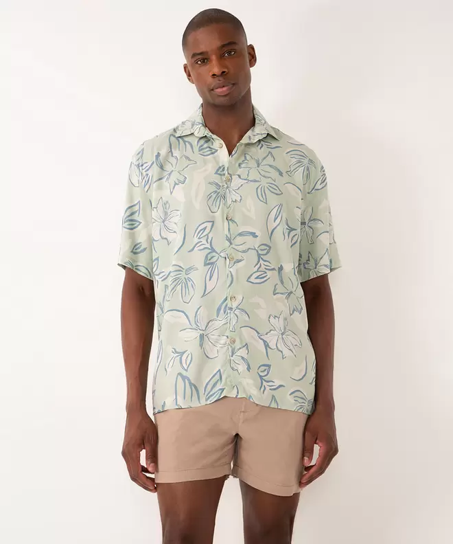 Oferta de Camisa de viscose floral manga curta verde por R$45,99 em C&A