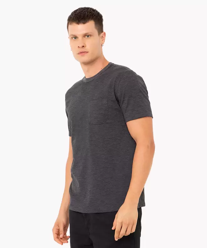 Oferta de Camiseta de algodão básica com bolso manga curta preta por R$17,99 em C&A