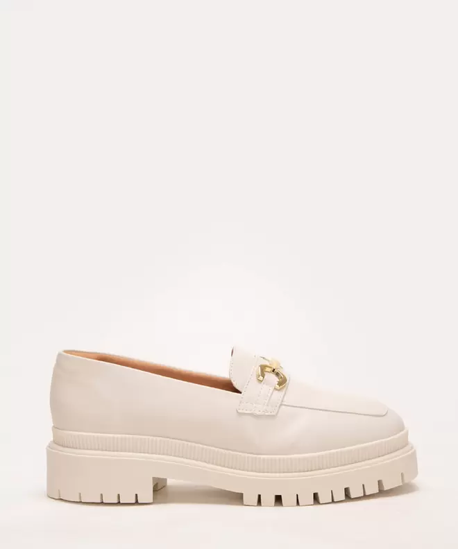 Oferta de Mocassim tratorado com fivela via uno off white por R$89,99 em C&A