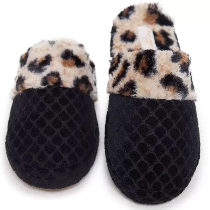 Oferta de Pantufa Acedrilha Onça Cotton Day Matelassê com Pele Sintética preto por R$69,9 em C&A