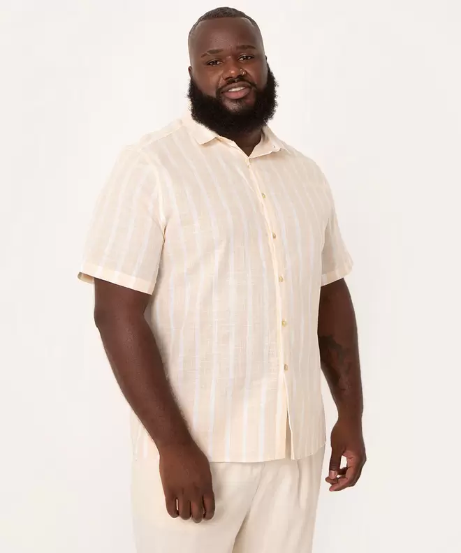 Oferta de Camisa plus size de algodão manga curta listrada off white por R$49,99 em C&A