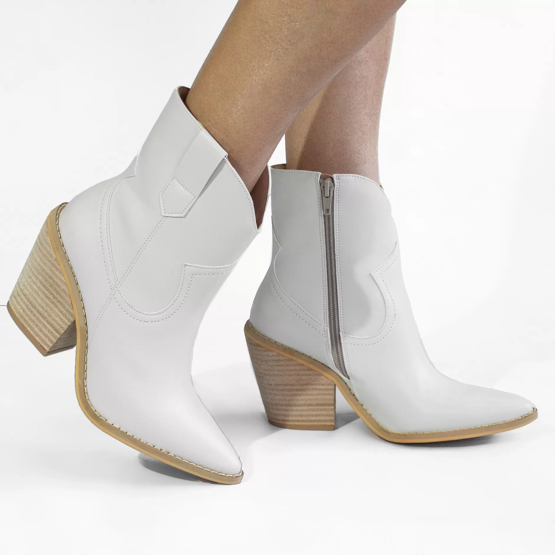 Oferta de Bota Zatta Country Lisa Belly Off White por R$99,9 em C&A