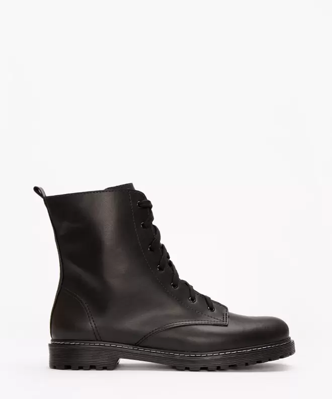 Oferta de Bota coturno cano médio oneself preta por R$65,99 em C&A