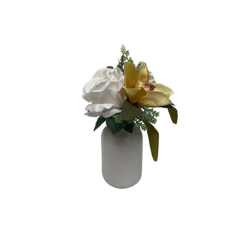 Oferta de Vaso Alto Em Ceramica Branca Com Rosa E Lirio 24X14Cm (Lxa) por R$99 em Cecilia Dale