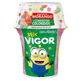Oferta de Iogurte Mix Vigor Morango + Confeitos Coloridos 140g por R$4,99 em Enxuto
