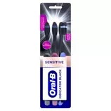 Oferta de Escova Dental Oral B Indicator Black Com 3 Sensitive Extramacia por R$24,9 em Farmácia Preço Popular