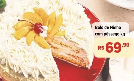 Oferta de De   - Bolo De Ninho Com Pêssego por R$69,9 em Extra